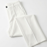 Pantalon blanc plié, détail du bouton et du pli