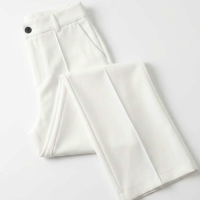 Pantalon blanc plié, détail du bouton et du pli