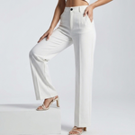 Pantalon blanc taille haute à jambe droite porté avec des sandales à talon