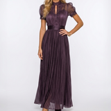 Robe maxi violette à col montant portée main sur la hanche