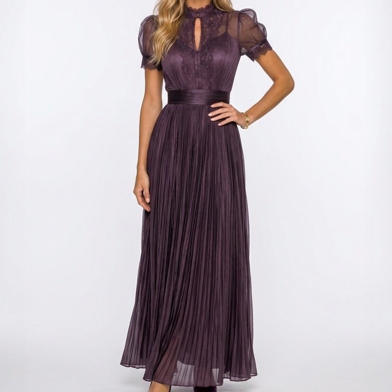 Robe maxi violette à col montant portée main sur la hanche