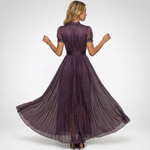 Dos de la robe maxi violette avec la jupe plissée en mouvement