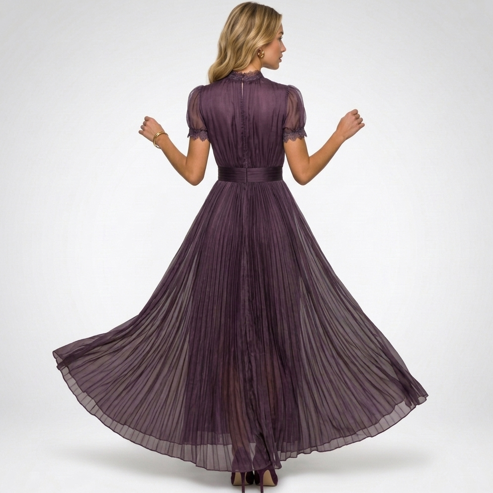 Dos de la robe maxi violette avec la jupe plissée en mouvement