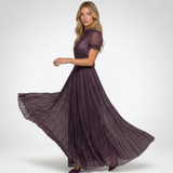 Robe maxi violette vue de trois quarts, jupe évasée en mouvement