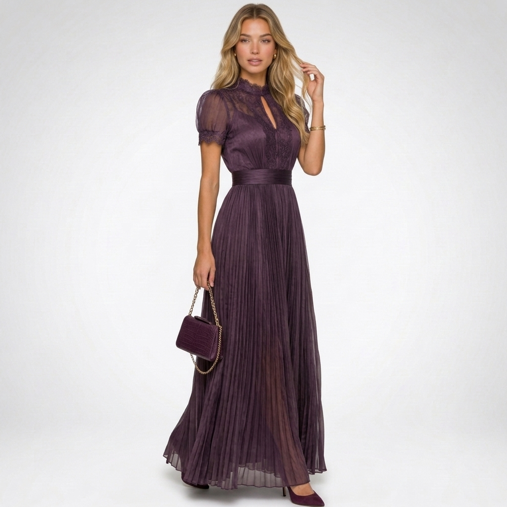 Robe maxi violette à col montant portée avec un petit sac assorti
