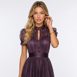 Détail du haut en dentelle et du col montant de la robe maxi violette