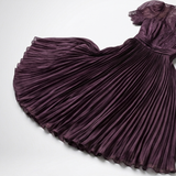 Détail de la jupe plissée de la robe maxi violette