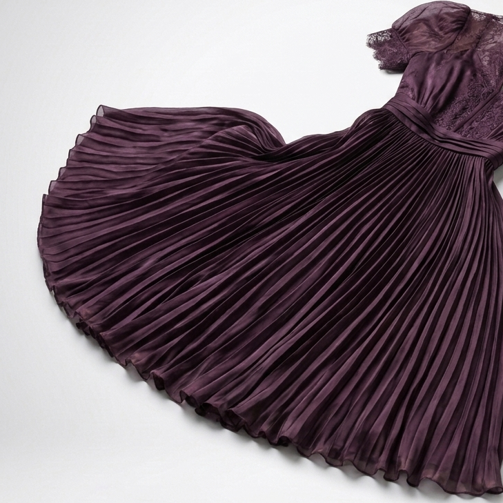 Détail de la jupe plissée de la robe maxi violette