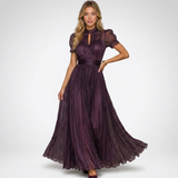 Robe maxi violette à col montant et jupe plissée fluide, vue de face