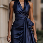 Détail du décolleté V et du lien à la taille de la robe bleu marine