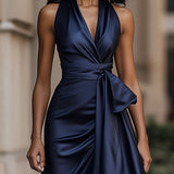 Détail du décolleté V et du lien à la taille de la robe bleu marine