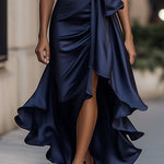 Détail du bas asymétrique de la robe bleu marine