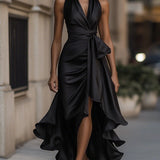 Robe maxi portefeuille noire à bas asymétrique portée