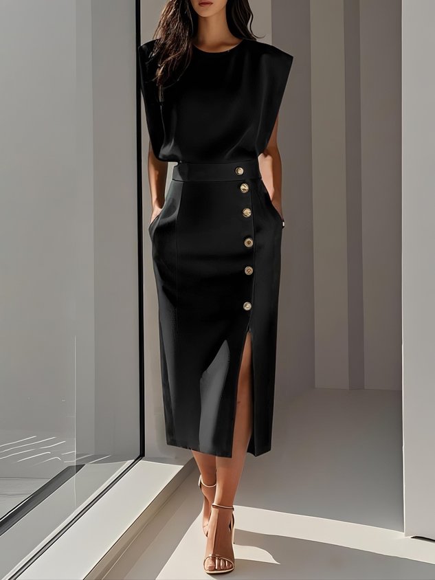 Robe midi crayon noire à boutons et fente devant