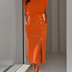 Robe midi crayon orange à boutons et fente devant