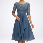Détail du haut en dentelle de la robe midi bleue
