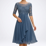 Détail du haut en dentelle de la robe midi bleue