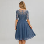 Dos de la robe midi bleue en dentelle