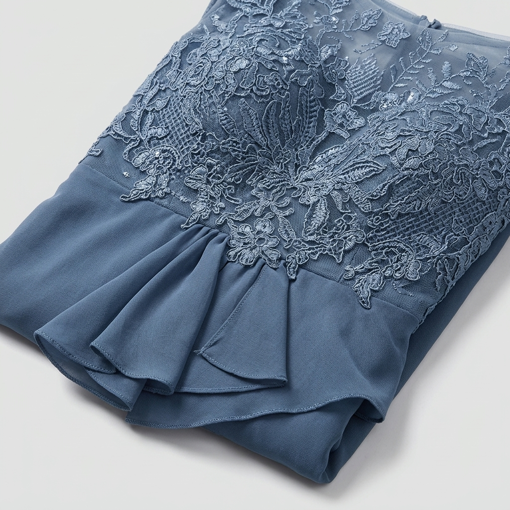 Détail de la dentelle et du tissu fluide de la robe bleue