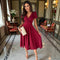 Robe midi évasée bordeaux à col V et manches bouffantes