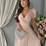 Robe midi évasée rose poudré à col V et manches bouffantes