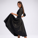 Robe midi portefeuille noire en mouvement, vue de profil