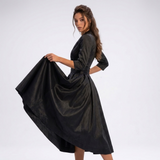 Robe midi portefeuille noire en mouvement, vue de profil