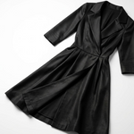 Robe midi portefeuille noire présentée à plat