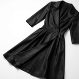 Robe midi portefeuille noire présentée à plat