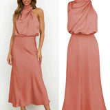 Robe midi satinée pêche portée et présentée à plat