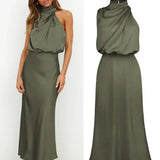 Robe midi satinée vert kaki portée et présentée à plat