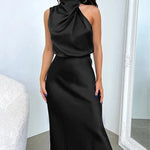 Robe midi satinée noire à col drapé portée