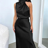 Robe midi satinée noire à col drapé portée