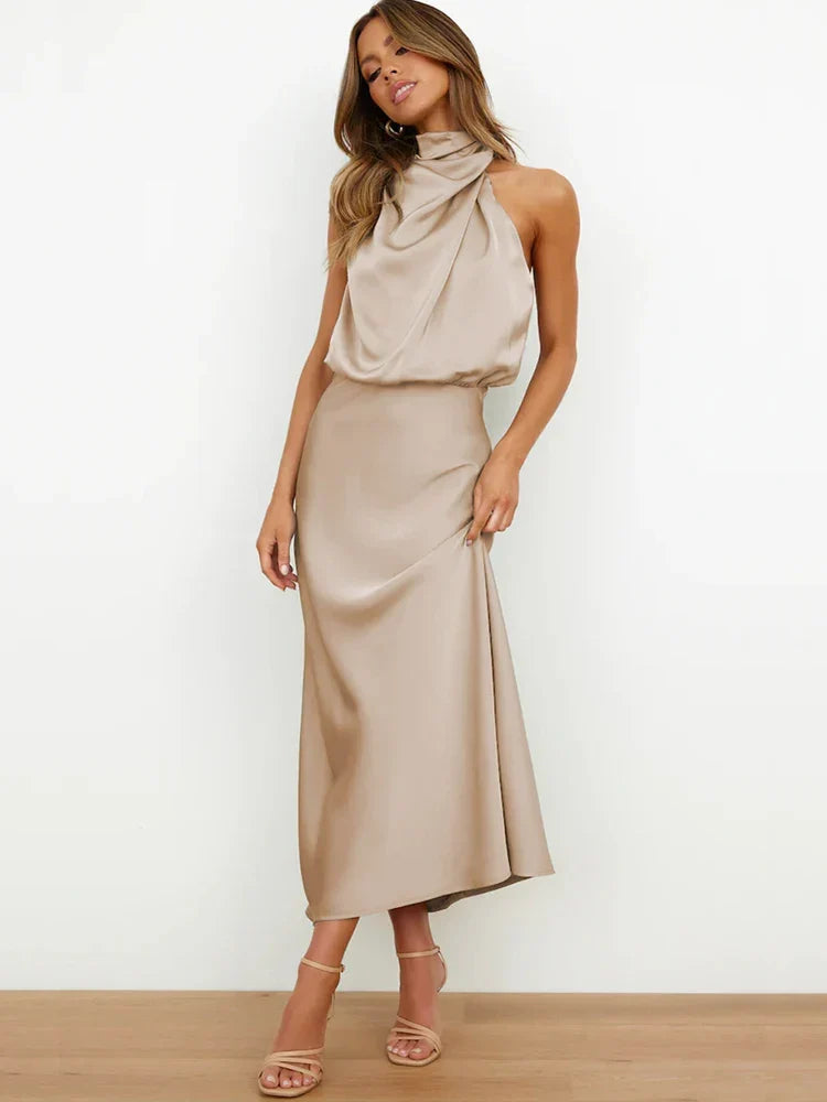 Robe midi satinée beige portée