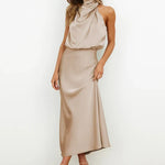 Robe midi satinée beige portée