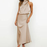 Robe midi satinée beige portée