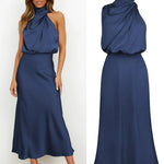 Robe midi satinée bleu marine portée et présentée à plat