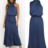 Robe midi satinée bleu marine portée et présentée à plat