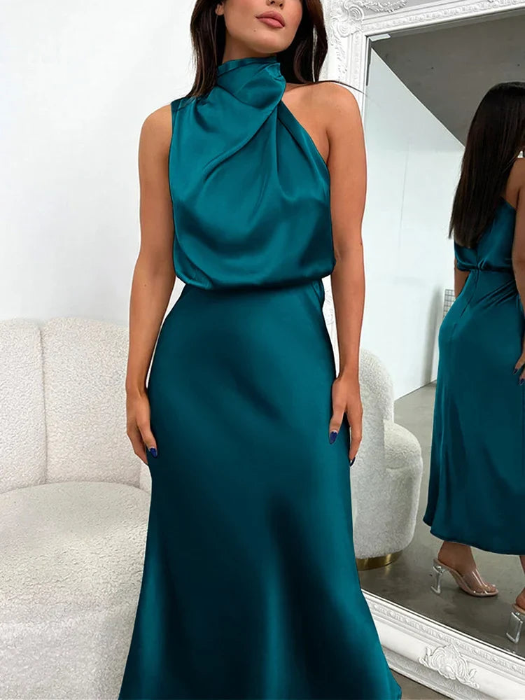 Robe midi satinée bleu canard à col drapé portée