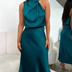 Robe midi satinée bleu canard à col drapé portée