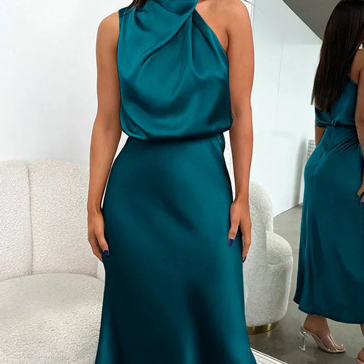 Robe midi satinée bleu canard à col drapé portée