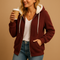 Sweat long polaire bordeaux à capuche porté avec un jean
