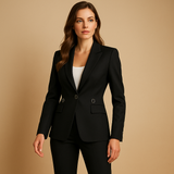 Tailleur pantalon noir porté avec un top blanc