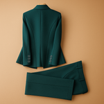 Dos du tailleur pantalon vert présenté à plat, blazer et pantalon