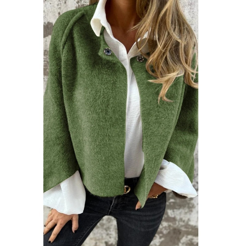 Veste courte verte douce portée sur une chemise