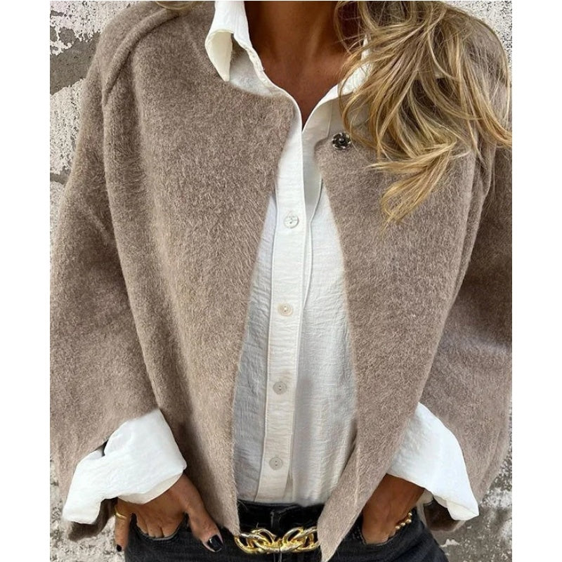 Veste courte taupe portée ouverte