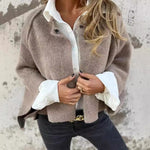 Veste courte taupe douce portée sur une chemise blanche