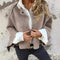 Veste courte taupe douce portée sur une chemise blanche