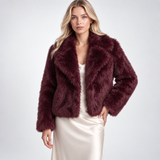 Veste en fausse fourrure coloris bordeaux